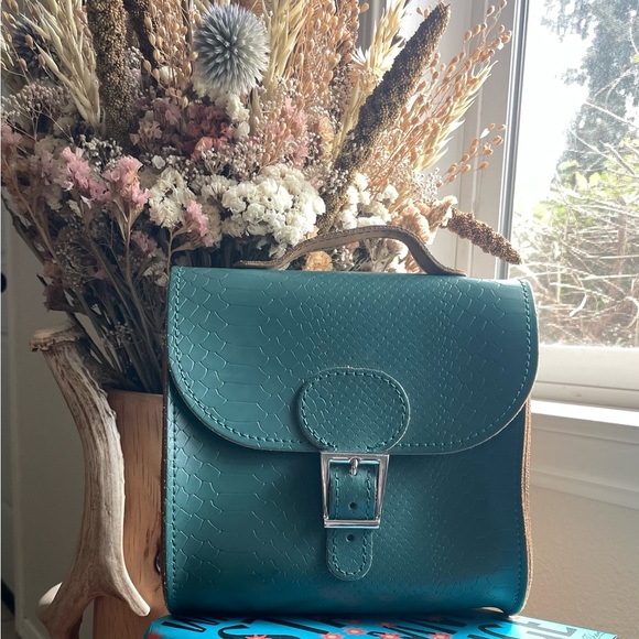 Green Crossbody Bag with Silver Clasp - Picture 7 of 7